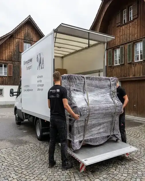 Bärenstarker Transport Team beim professionellen Umzug